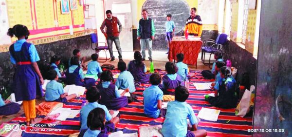 तीन सहायक शिक्षक निलंबित