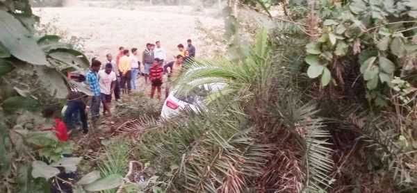 सायकल को ठोकर मारते कार गड्ढे में जा गिरी, अधेड़ घायल