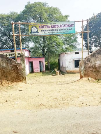 सरकारी भवन में निजी स्कूल चल रहा