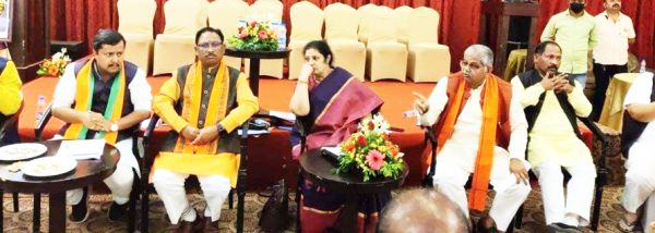 ओपी चौधरी के बिगड़े बोल, कहा- कांग्रेस में है गांधी परिवार के तलवे चाटने की संस्कृति