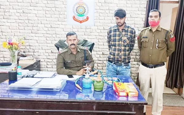 कैफे में छापा, हुक्का पॉट, तम्बाकूयुक्त सामग्री जब्त