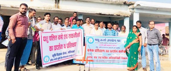 कृषि यंत्रों का प्रदर्शन, उपयोग की दी जानकारी