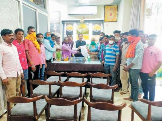  रेजा हमाल मजदूरों को इस साल काम नहीं मिला, विधायक से मिले