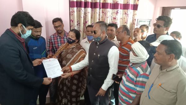 पार्षद ने आयुक्त को बताई वार्ड की समस्याएं
