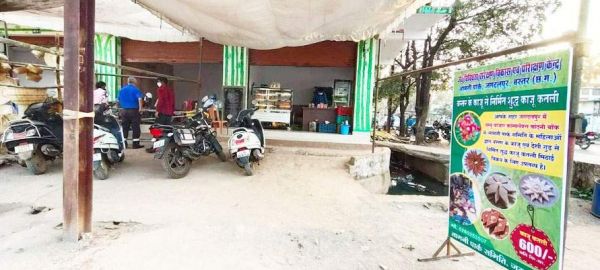 दुकान के बाजू में कोरोना जांच, मिठाई खरीदने कतरा रहे लोग