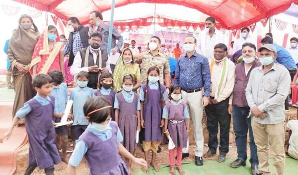 2 माह से शिक्षक के नहीं आने की शिकायत, निलंबित करने के निर्देश
