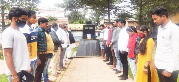 जनरल रावत सहित 13 लोगों को दी श्रद्धांजलि