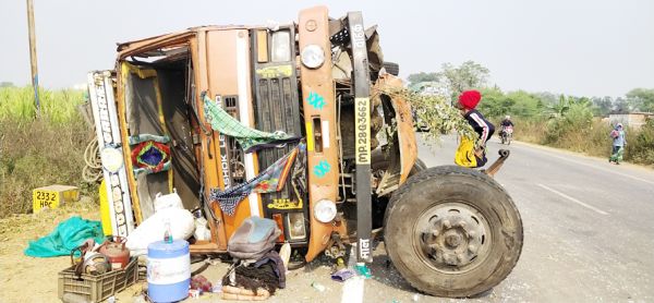 ट्रक को पीछे से दूसरे ने मारी टक्कर