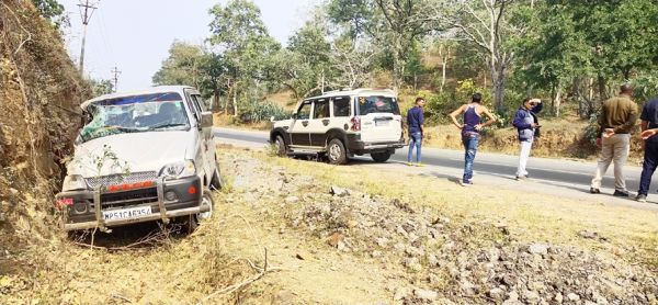 सडक़ पर मोबिल ऑयल गिरने से हो रहे हादसे
