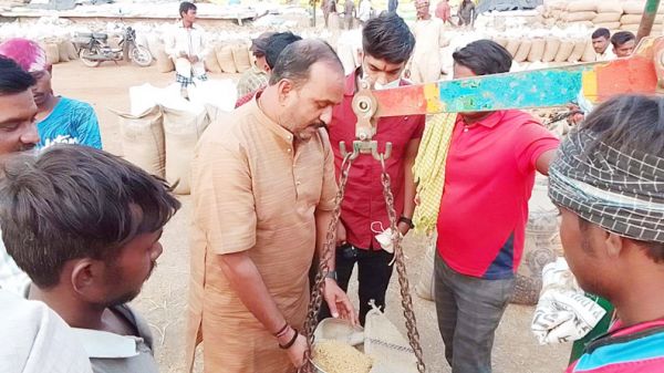 खरीदी केंद्रों में धान की तौल में गड़बड़ी को नहीं किया जाएगा बर्दाश्त- योगेश