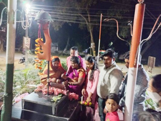 जनरल रावत सहित 13 लोगों को दी श्रद्धांजलि