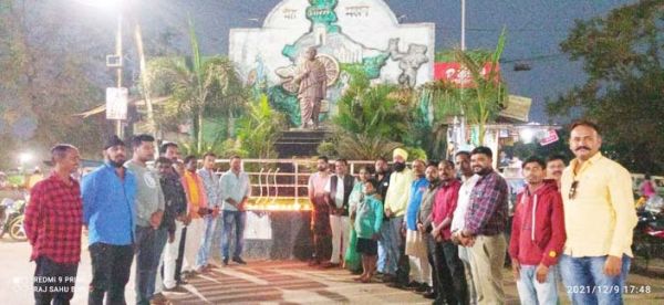 जनरल रावत को दी कैंडल जलाकर श्रद्धांजलि