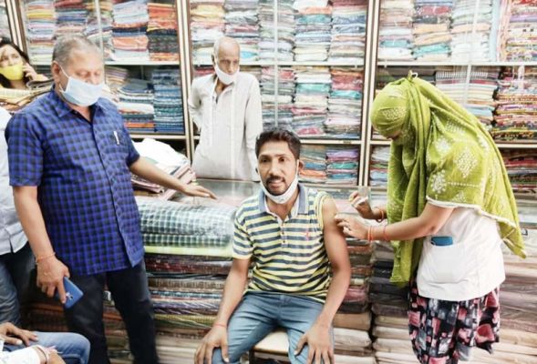 हर दुकान दस्तक अभियान: कारोबारियों ने लगवाया टीका