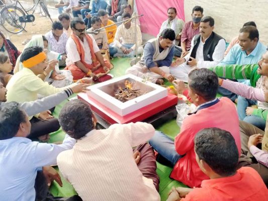 सरकार को जगाने दैवेभो कर्मियों ने किया सद्बुद्धि यज्ञ