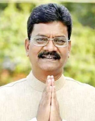  डॉ. महंत ने शहीद वीर नारायण सिंह के वीरता को याद करते दी श्रद्धांजलि