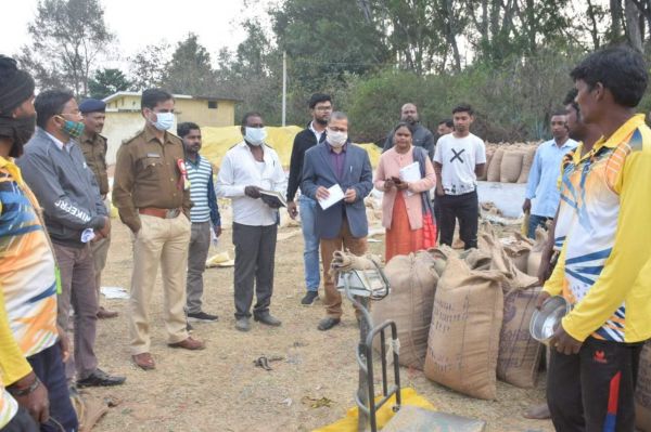 कलेक्टर व एसपी ने किया धान खरीदी केंद्रों का औचक निरीक्षण