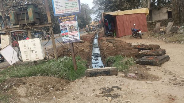 जगह-जगह नाली जाम, सफाई कर्मी व जेसीबी लेकर पहुंचे पार्षद