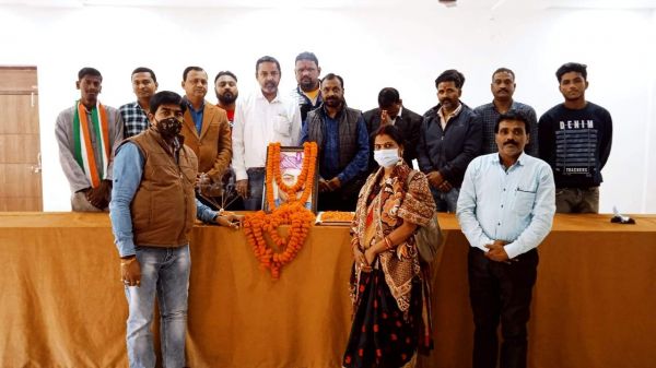 शहीद वीर नारायण सिंह को कांग्रेसियों ने दी श्रद्धाजंलि