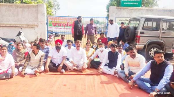 स्कूल का नाम बदलने का विरोध, भाजपा का प्रदर्शन