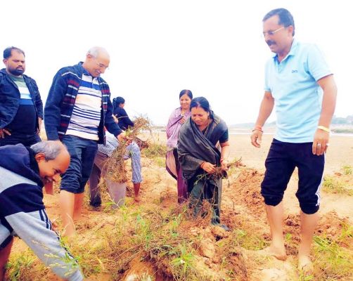 राजिम में जनप्रतिनिधियों ने उठाया सफाई का बीड़ा