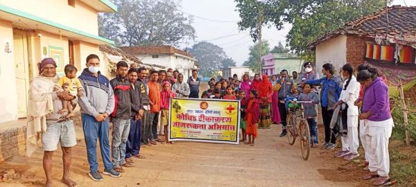 बीहड़ वनांचल में विशेष पिछड़ी जनजाति कमार-भुजिया के साथ दी श्रद्धांजलि, शत-प्रतिशत टीकाकरण का लिया संकल्प