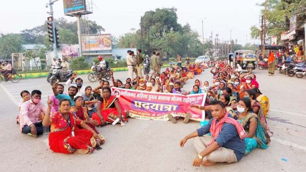 रसोइयों के बाद आंगनबाड़ी कार्यकर्ता-सहायिका संघ भी मांगों को ले राजधानी में हड़ताल पर