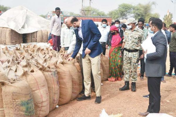 वर्मी कंपोस्ट खेतों में डाला तो बेहतर उत्पादन, धान खरीदी केंद्रों में किसानों ने कलेक्टर से इज़हार की खुशी