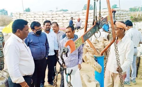 किसान धान बेचने में व्यस्त: अभी बैंकों में राशि निकालने नहीं पहुंच रहे