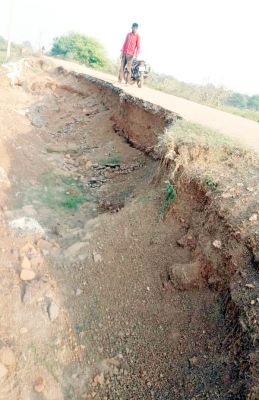 महानदी की बाढ़ में 3 साल पहले क्षतिग्रस्त हुआ था कोलियारी-लखना मार्ग