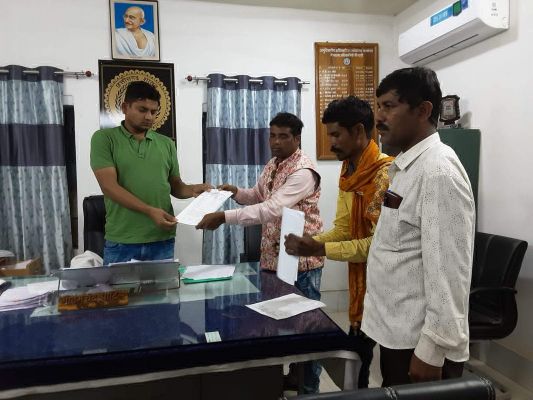 सहायक शिक्षकों ने एसडीएम को सौंपा ज्ञापन