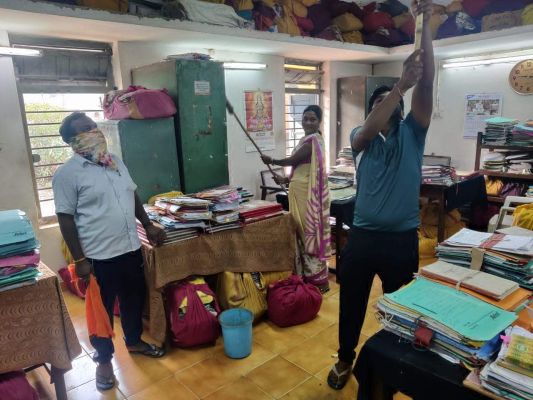 कलेक्टर ने की सरकारी कार्यालयों की साफ-सफाई का निरीक्षण