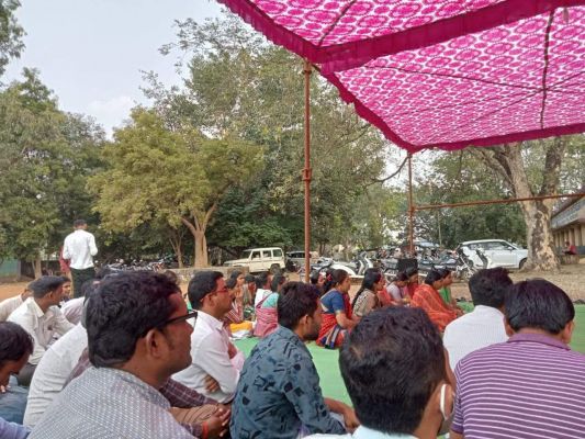 सहायक शिक्षकों का धरना-प्रदर्शन