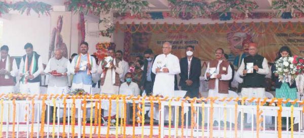 मुख्यमंत्री ने किया स्वरोजगार के बढ़ते कदम पुस्तक का विमोचन