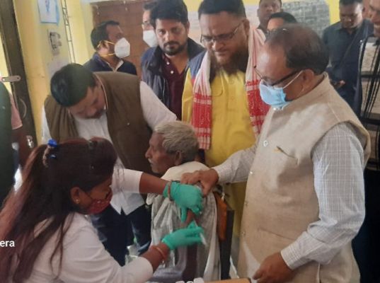 टीकाकरण तिहार, विधायक सन्तराम निरीक्षण करने पहुंचे खालेंमुरवेंड