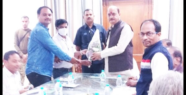 पिछड़ा वर्ग आयोग अध्यक्ष से मिले अधिकारी-कर्मचारी संघ
