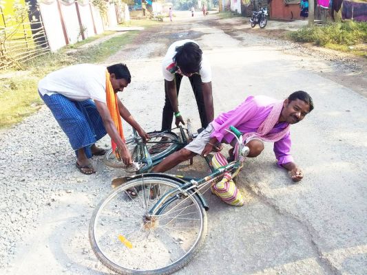 ओवरलोड गाडिय़ों से सडक़ हुआ जर्जर