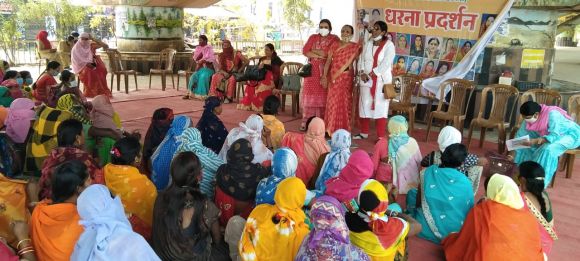 रेडी-टू-ईट फूड से जुड़ी महिला समूहों का धरना