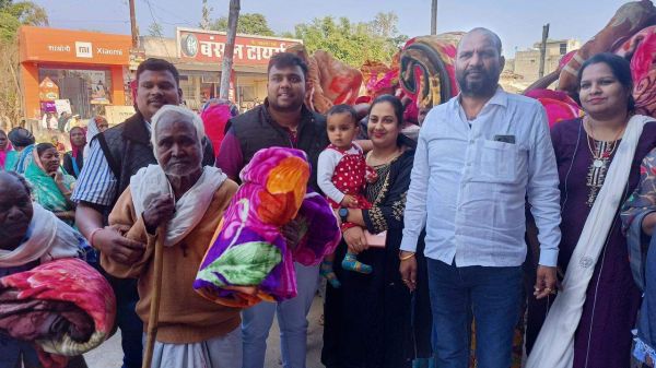 सैकड़ों बुजुर्गों को बांटे कंबल