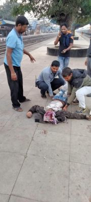 चलती टे्रन में चढऩे की कोशिश करते युवक गिरा, घायल