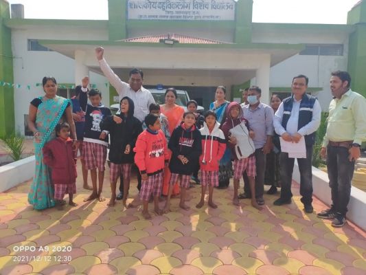 कलेक्टर ने दिव्यांगों के बीच मनाया जन्मदिन