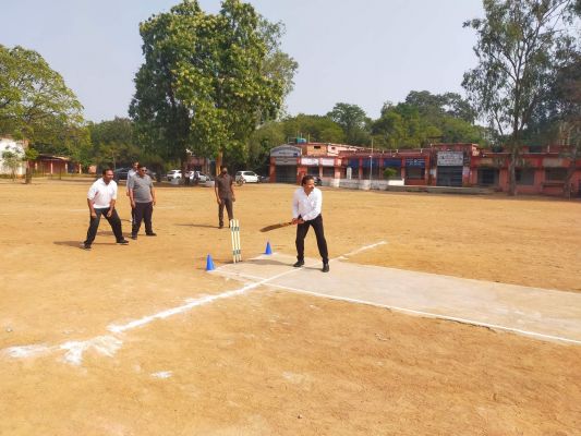 संसदीय सचिव ने खिलाडिय़ों का बढ़ाया उत्साह, बैटिंग में भी हाथ आजमाया