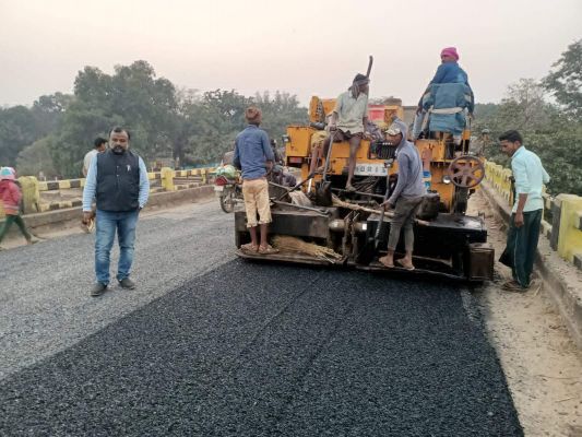 सडक़ों सहित अंतरराज्यीय पुल के गड्ढे को भरकर किया डामरीकृत