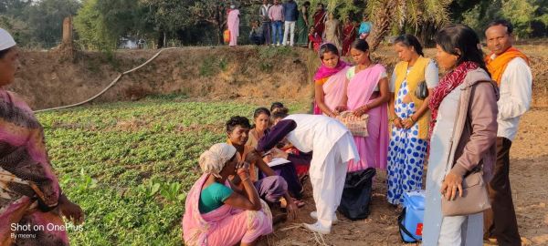 कोरोना टीकाकरण तिहार, रात तक टीम ने घर-घर जाकर लगाया टीका