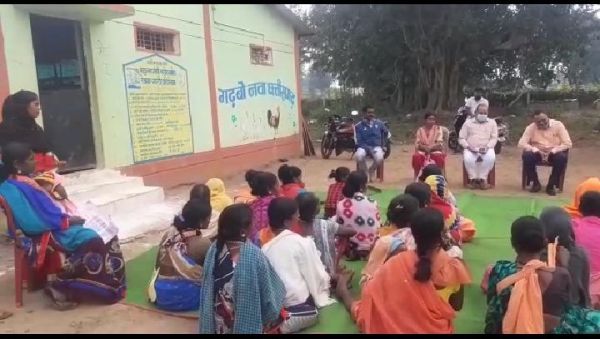 पोल्ट्री फार्म निरीक्षण में पहुंचे संयुक्त संचालक