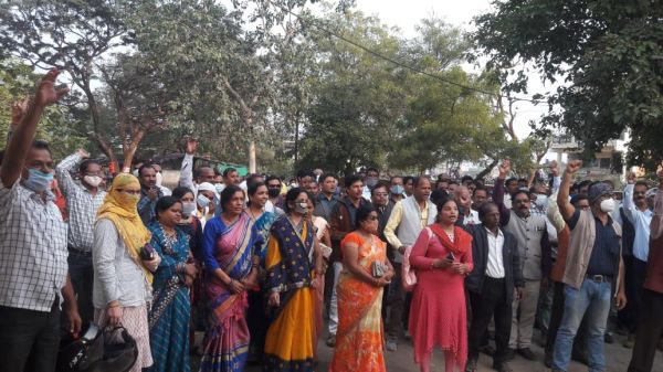 बीईओ को हटाने की मांग को ले शिक्षकों ने निकाली बाइक रैली
