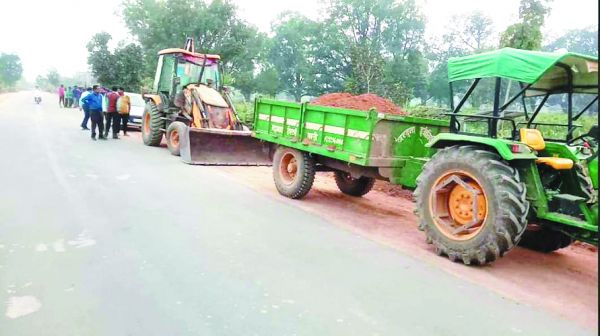 अवैध खुदाई, पांच ट्रैक्टर और एक जेसीबी मशीन जब्त