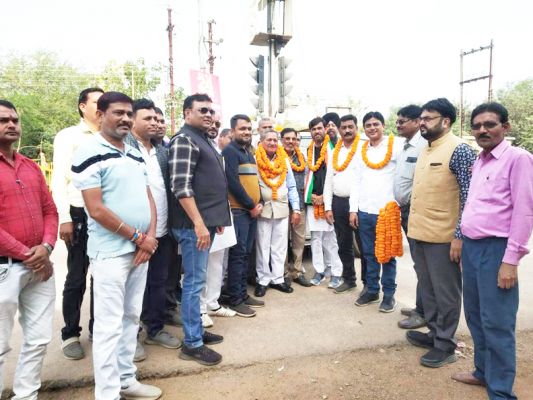 दिल्ली से लौटे पूर्व विधायक का कार्यकर्ताओं ने किया स्वागत