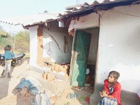 कुनकुरी में हाथी दल का उत्पात, खलिहान में रखे धान किया चट, घर को पहुंचाया नुकसान