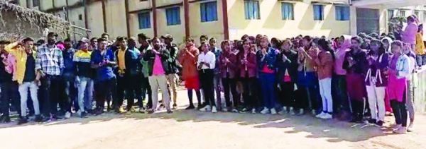 अव्यवस्थाओं के खिलाफ लखनपुर कॉलेज के विद्यार्थियों का प्रदर्शन