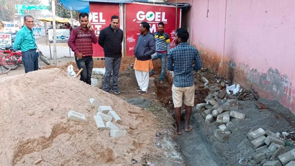 घटिया निर्माण देख भडक़े वार्डवासियों ने बंद कराया काम
